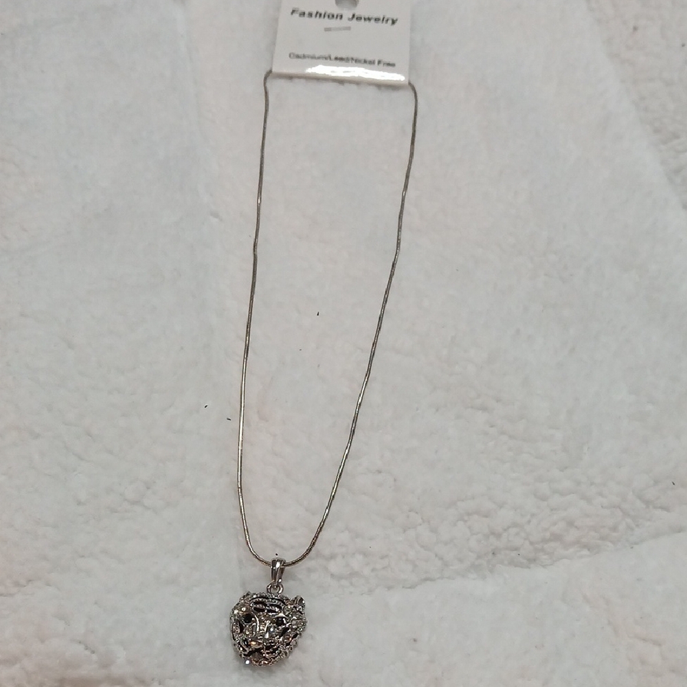 Fashion Jewelry Silver Intricate Pendant Necklace - Picture 2 of 3